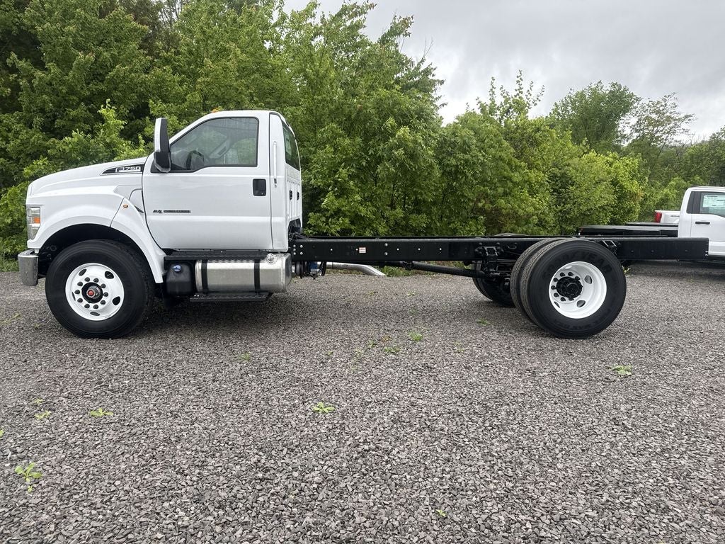 2027 Ford F-750SD Base