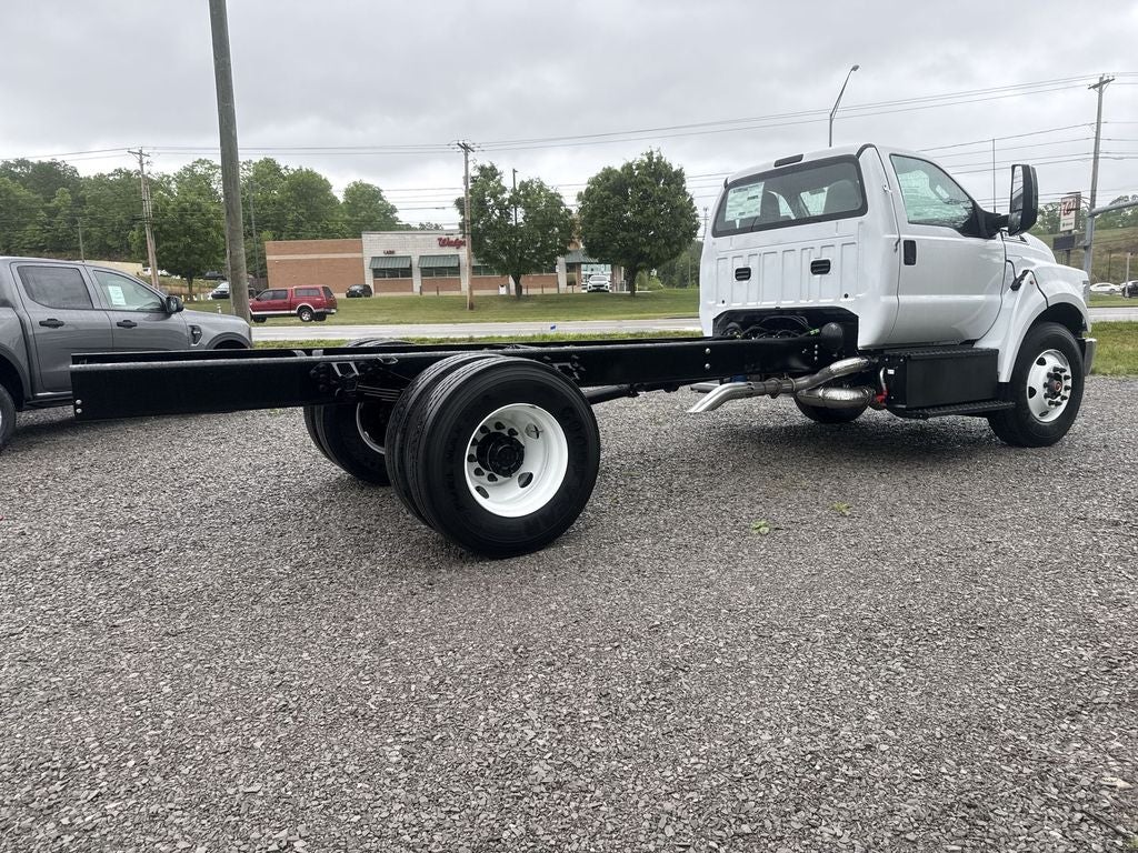 2027 Ford F-750SD Base
