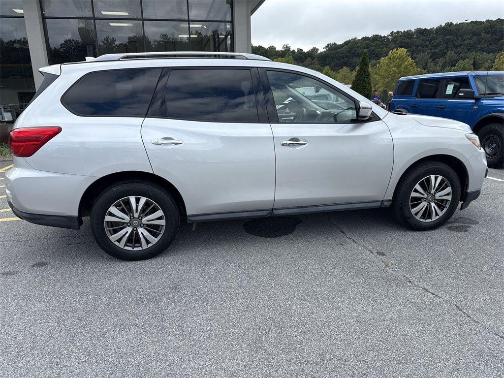 2020 Nissan Pathfinder SV