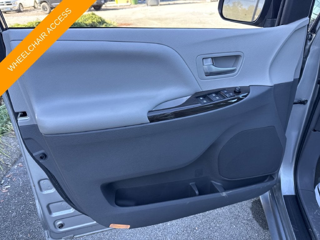 2017 Toyota Sienna XLE Premium 8 Passenger