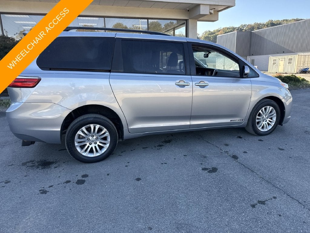 2017 Toyota Sienna XLE Premium 8 Passenger