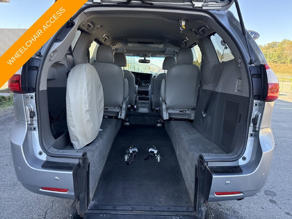 2017 Toyota Sienna XLE Premium 8 Passenger
